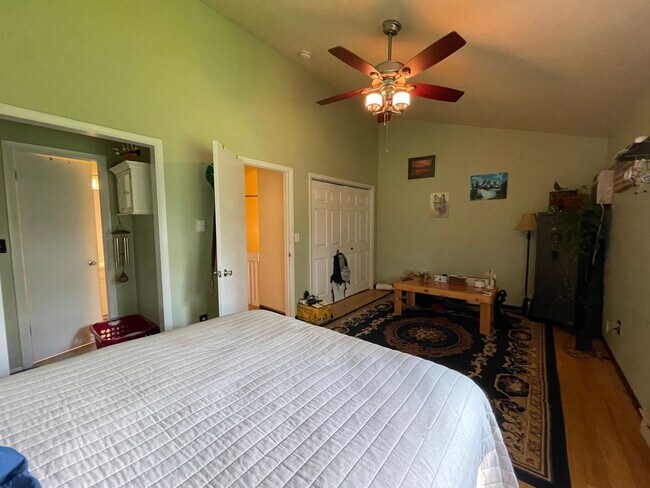 Building Photo - Cozy 4B/2B Unit With Views In East Boulder...