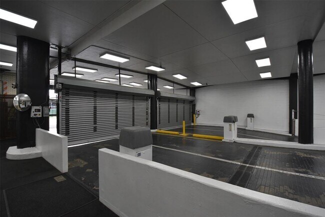 Building Photo - 2016 Main St