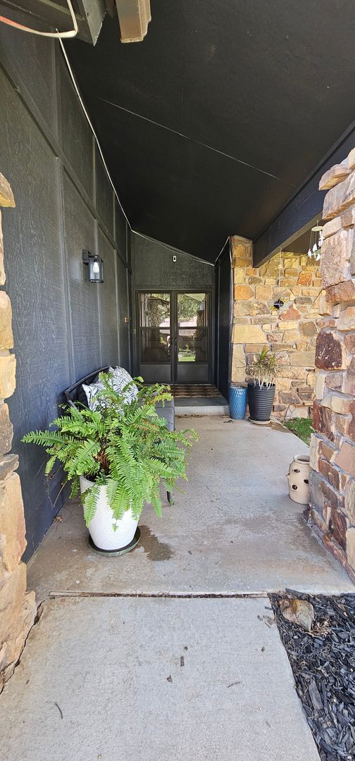 Building Photo - Contemporary Ranch in a beautiful, quiet s...