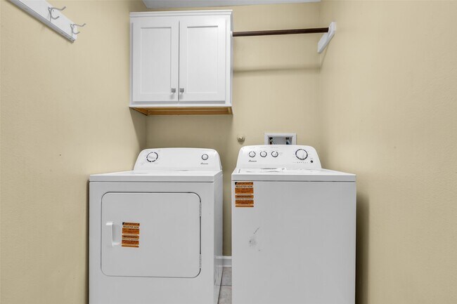 Building Photo - 1931 Flycaster Dr