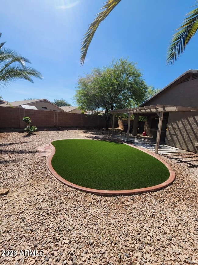 Building Photo - 983 E Palomino Way