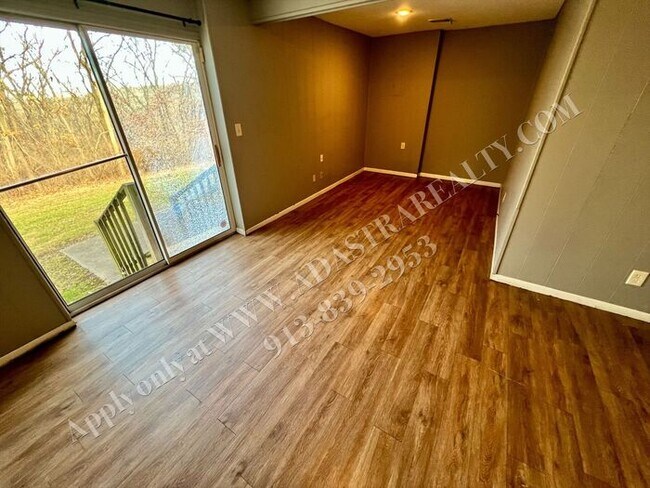 Building Photo - Beautiful Remodeled South KCMO Townhome-Available NOW!!