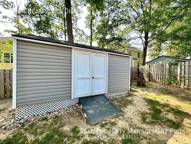 Building Photo - 15764 Beau Ridge Dr