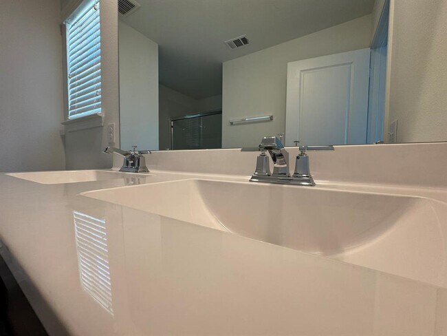 Building Photo - 10909 Fly Catcher Dr