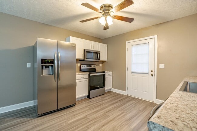 Building Photo - 115 Ivy Pointe Dr