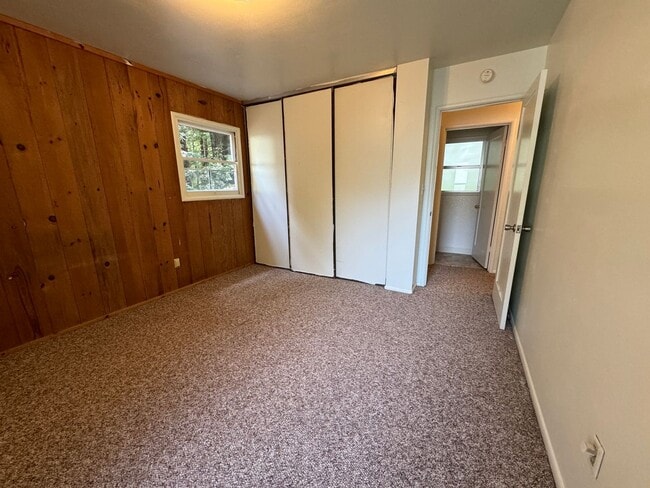 Building Photo - 4 bed/1.5 bath House with large backyard