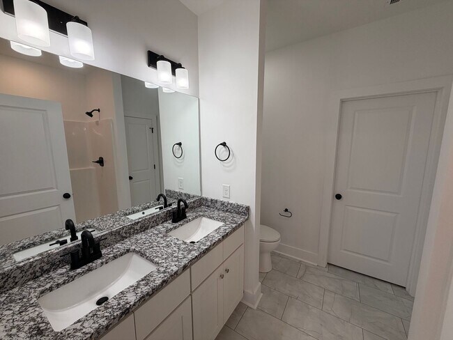 Building Photo - New Build 3 Bed 2.5 Bath Townhome in Shelbyville with a Move in Special