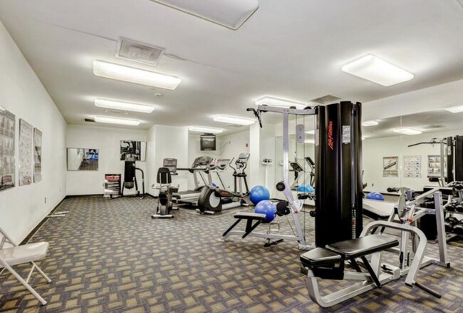 Building Photo - Affordable Spacious AND Convenient WALK to Metro.....?