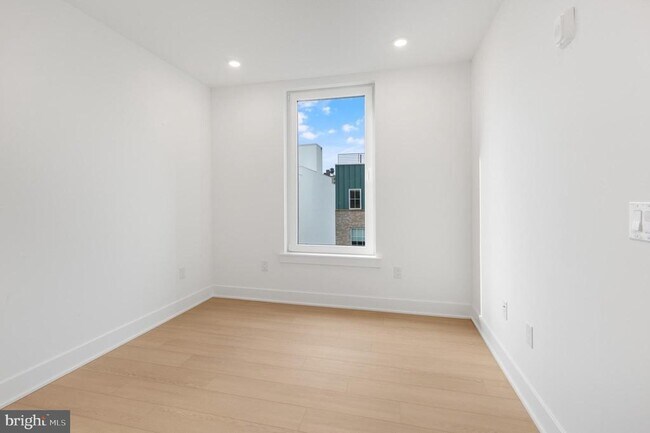 Building Photo - 2000 Dreer St