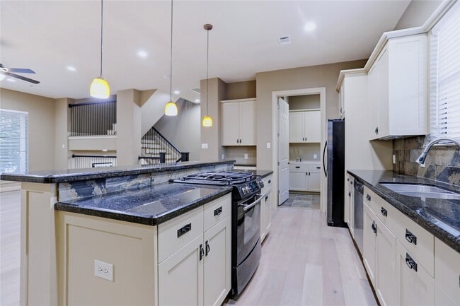 Building Photo - 1603 W 14th St