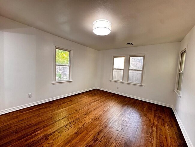 Building Photo - 1117 W Symmes St