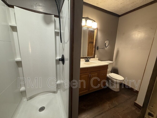 Building Photo - 241 Suburban Ln