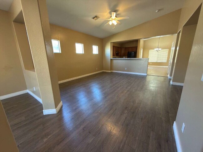 Building Photo - "Charming 3-Bedroom Oasis with 2 Baths and 1,711 Sq Ft of Comfort in Phoenix!"