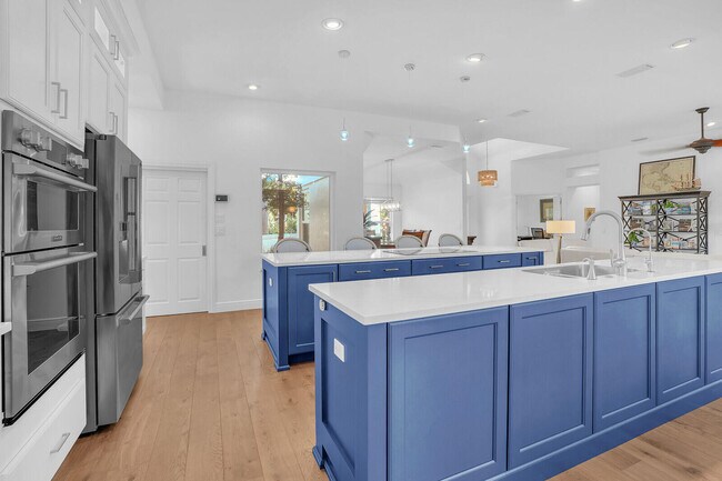 Building Photo - 8951 SE Marina Bay Dr