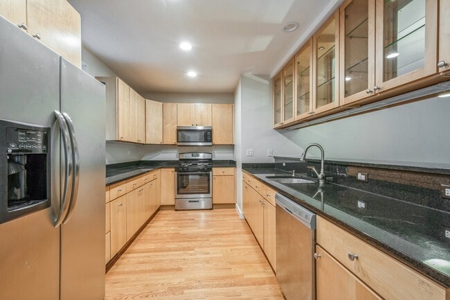 Building Photo - 7209 N Oakley Ave