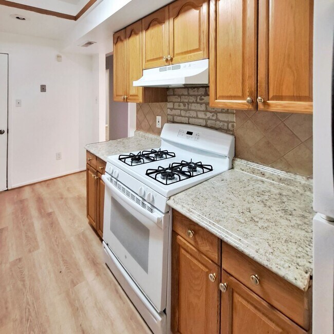 Building Photo - 10244 Prince Pl