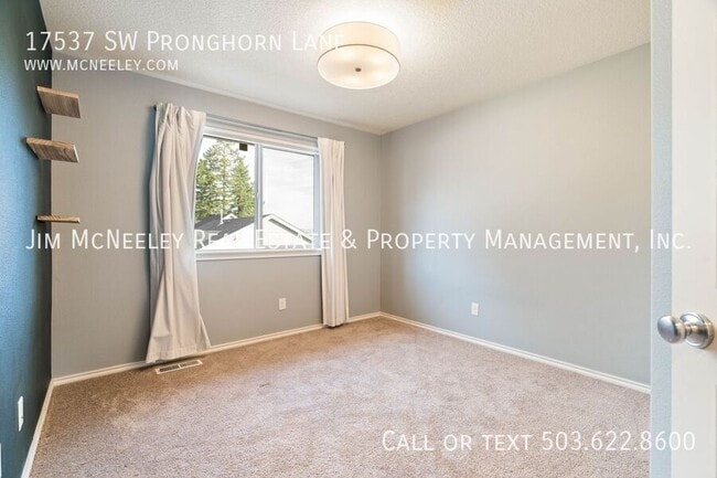 Building Photo - 17537 SW Pronghorn Ln