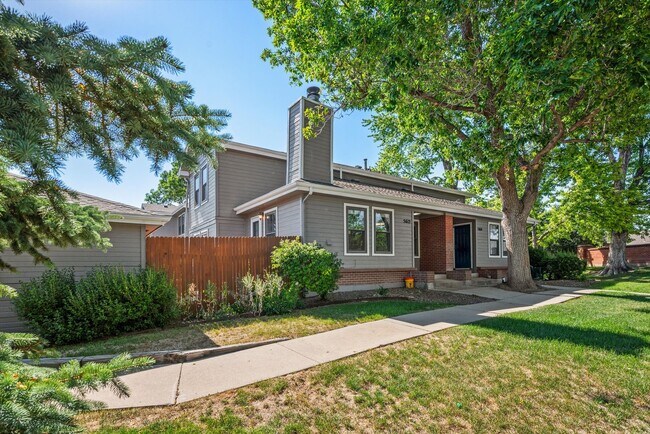 Building Photo - Bright & Spacious 2BR/2BA Townhome with Loft, Fireplace & Private Garage