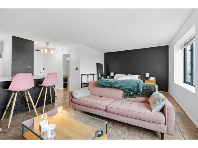 Building Photo - 15 S 1st St