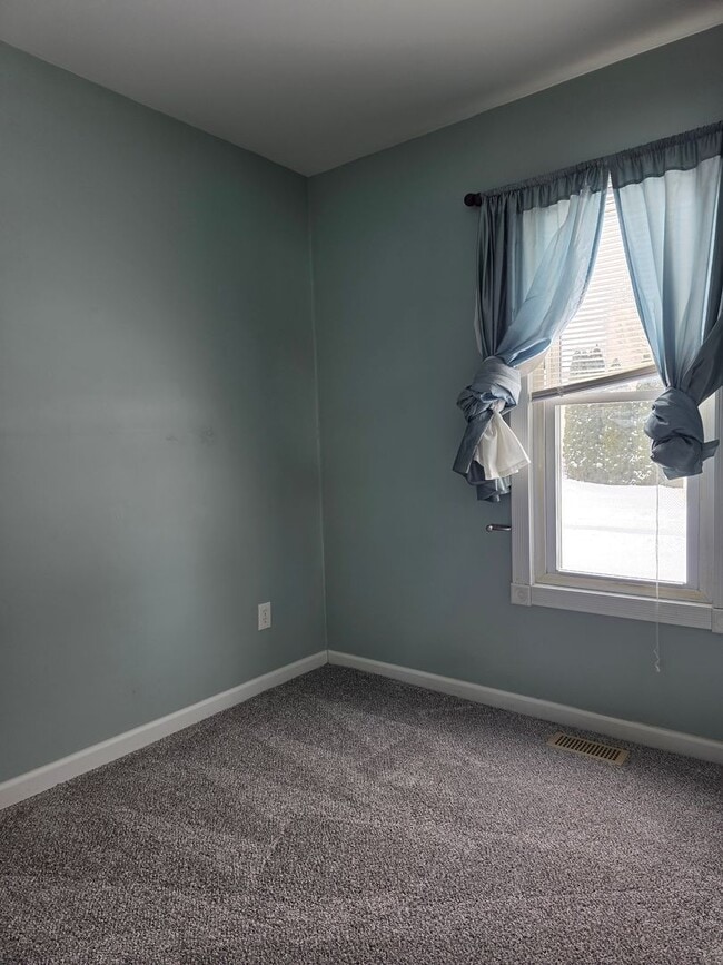 Building Photo - Small Town Home with Lots of Room