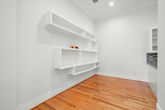Building Photo - 206 Burr St