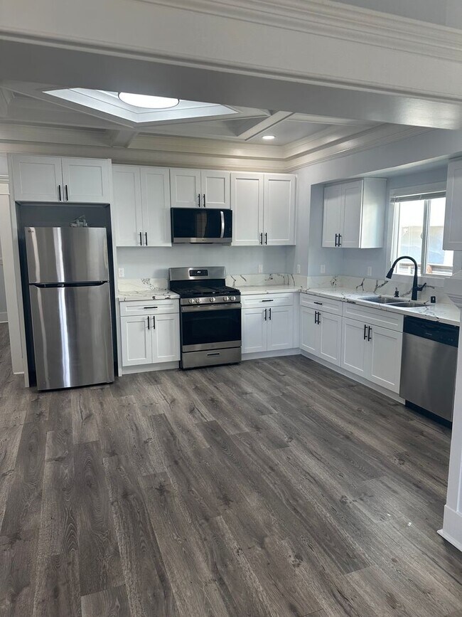 Building Photo - Beautifully Remodeled 4-Bedroom, 2-Bathroom Single-Family Home
