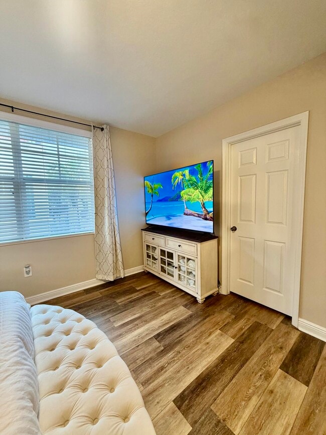 Building Photo - 1033 NE 17th Way