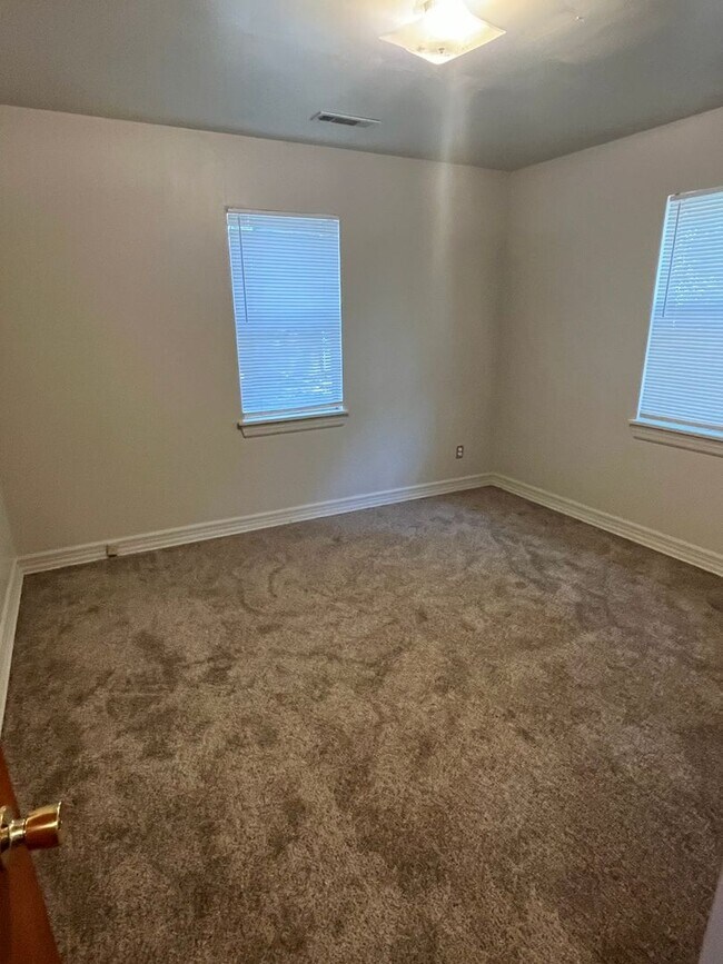Building Photo - WALKING DISTANCE TO THE U OF A & FAYETTEVILLE HIGH SCHOOL!!!