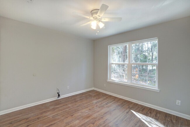 Building Photo - 3-3 Dukes Way