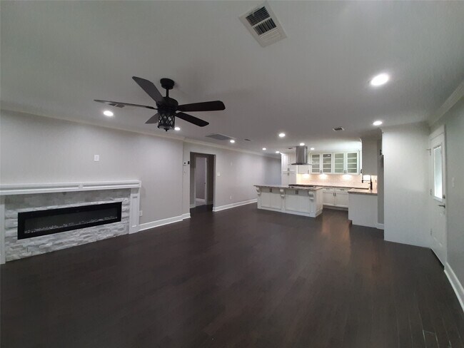 Building Photo - 6115 Glen Lee Dr