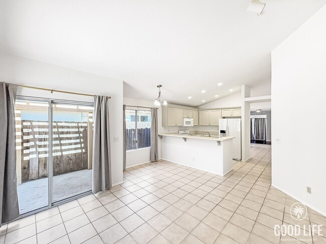Building Photo - Cozy Escondido 3BR/2BA with A/C, large bac...