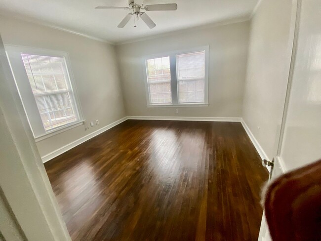 Building Photo - Charming 2-Bedroom Duplex for Lease – Sout...