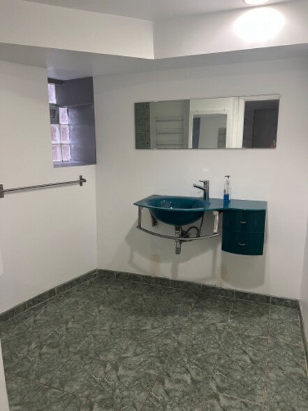 Building Photo - 1239 W Foster Ave