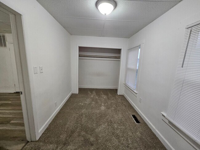 Building Photo - 109 E Eichel Ave