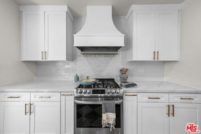 Building Photo - 2615 Canyon Dr