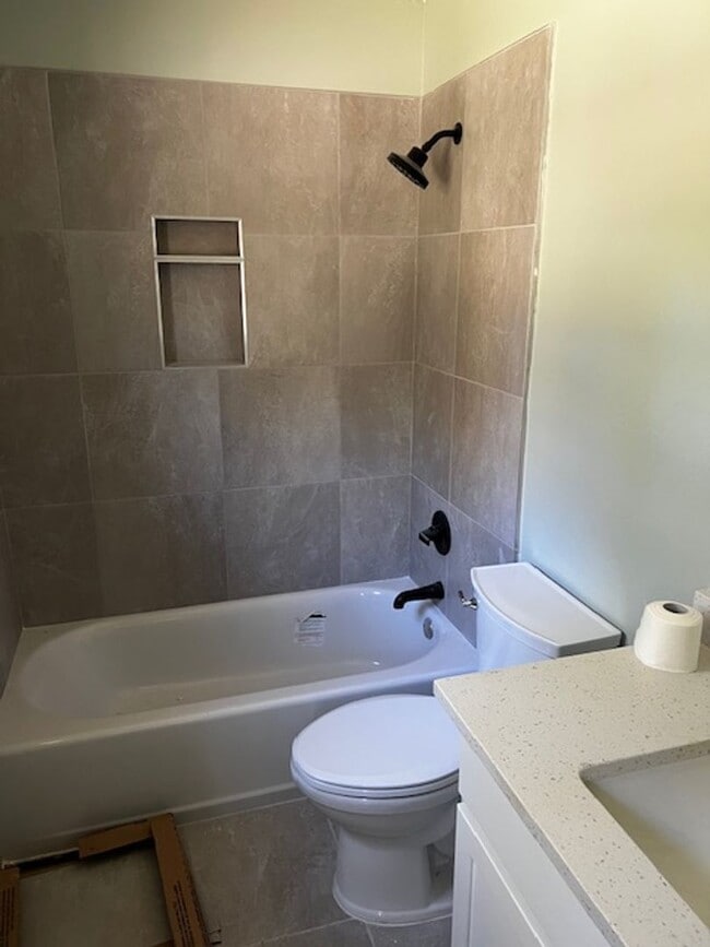 Building Photo - 3/2 Large Backyard, NEWLY renovated Kitchen & Baths