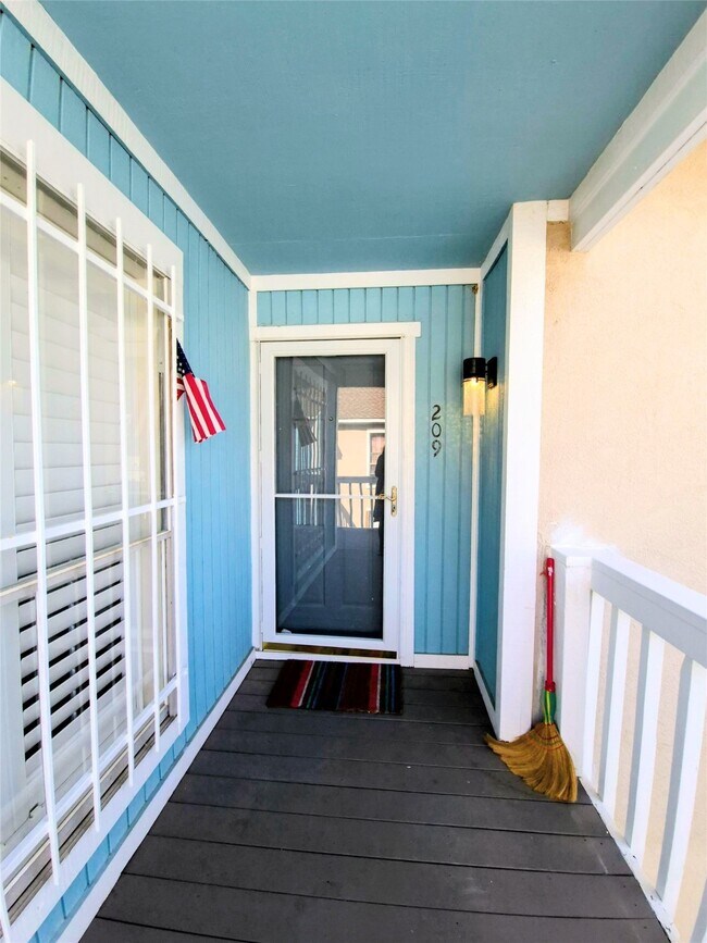 Building Photo - 500 Tiki Dr