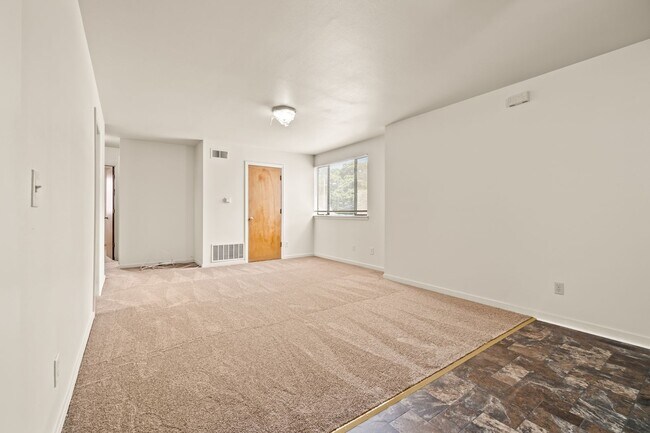 Building Photo - Freshly Updated 3 Bedroom: Utilities Paid,...