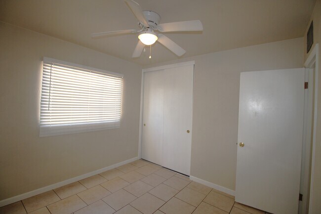 Building Photo - 1427 W 7th St