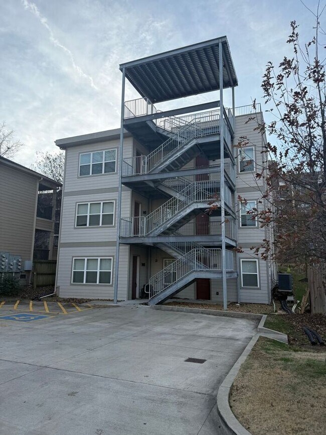 Building Photo - Modern 2 Bedroom Condo in the Heart of Melrose