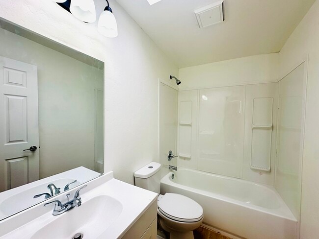 Building Photo - Modern Style Renovated 2 Bedroom with Wash...