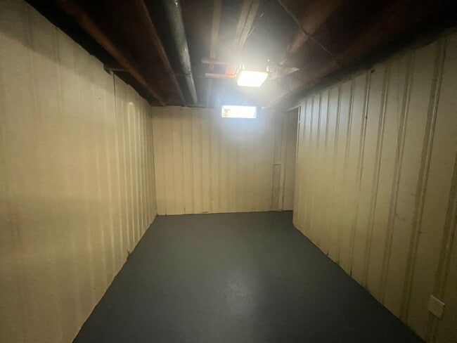 Building Photo - 4 Bedroom 1 bathroom with basement located east Wichita