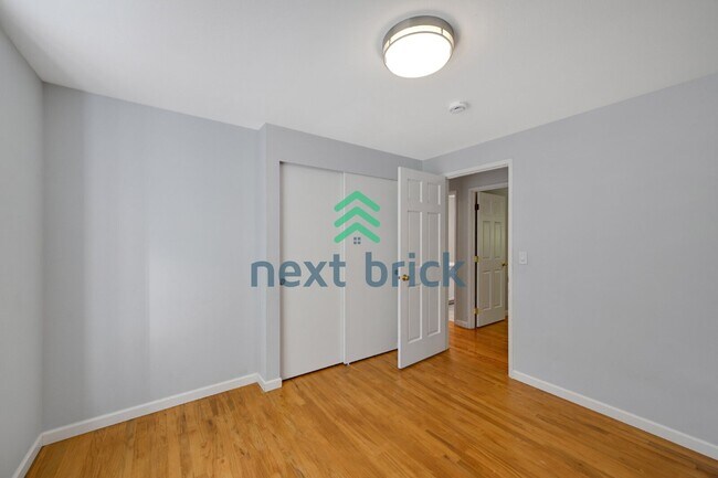 Building Photo - "Spacious 4-Bedroom Retreat with 2.5 Baths in Charming Sammamish Setting"