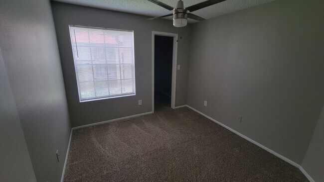 Building Photo - Gated, Updated 2 bedroom, 1 bath Condo in ...