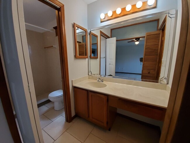 Building Photo - Spacious 3 bedroom/2bath/2 car garage in Lake Sarasota - Coming February