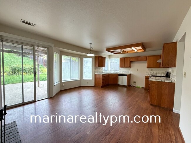 Building Photo - Glen Cove Beauty 3 bed 2.5  bath 2 Story home in established neighborhood