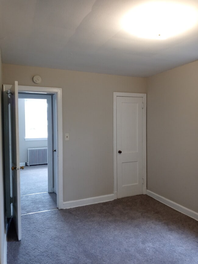 Building Photo - 715 Main St