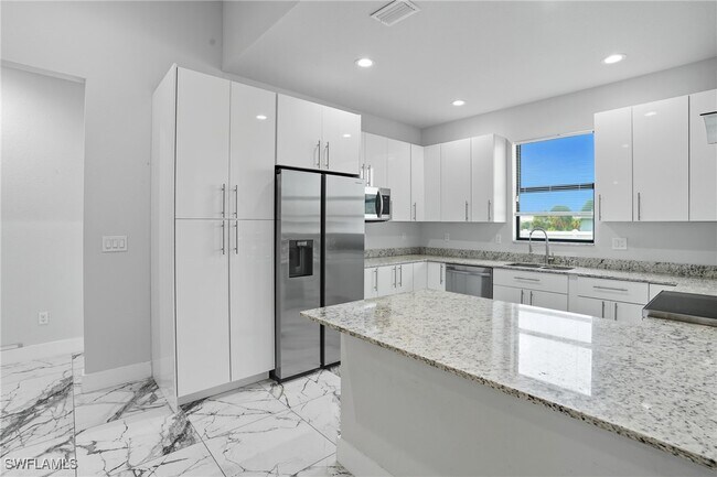 Building Photo - 2314 NW 33rd Pl