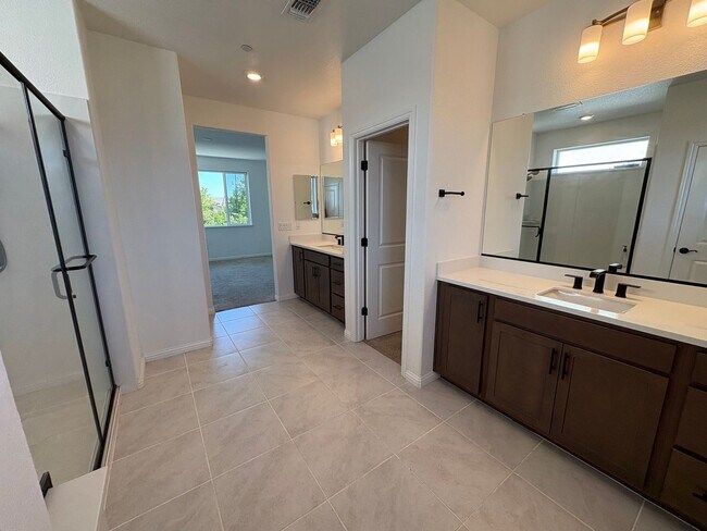 Building Photo - 3 bedroom 2.5 Bath with Solar in Brentwood