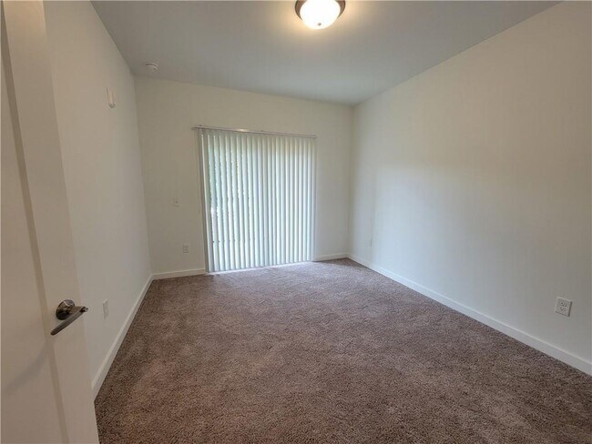 Building Photo - 525 Parkway Dr NE